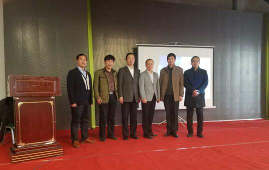 公司領(lǐng)導(dǎo)與講師在一起